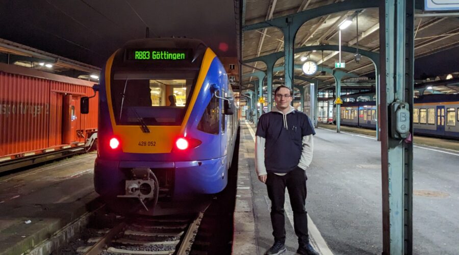 David vor seinem Zug "FLIRT 428" im Kassel Hbf | Foto: Maarten Hoffmeyer