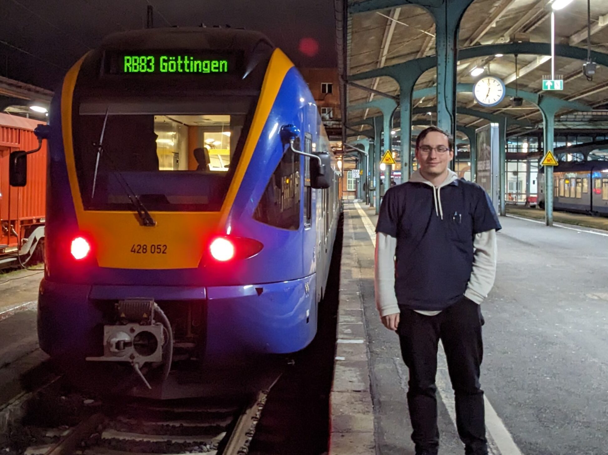 David vor seinem Zug "FLIRT 428" im Kassel Hbf | Foto: Maarten Hoffmeyer